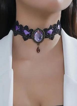 Винтажный фиолетовый чокер с кристаллическим кулоном.