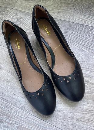 Туфлі класичні з перфорацією clarks р.40