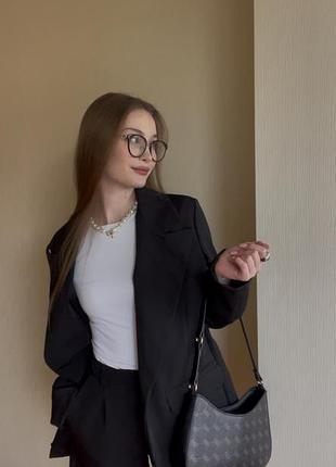 Чорний діловий костюм двійка