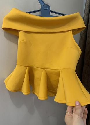 Блузка майка баска открытые  плечи   желтая