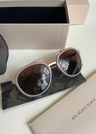 Жіночі сонцезахисні окуляри burberry в бежевій оправі
