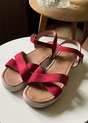 Літні червоні босоніжки