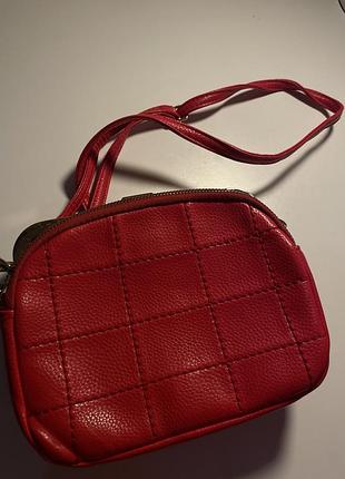 Червона шкіряна сумочка.
