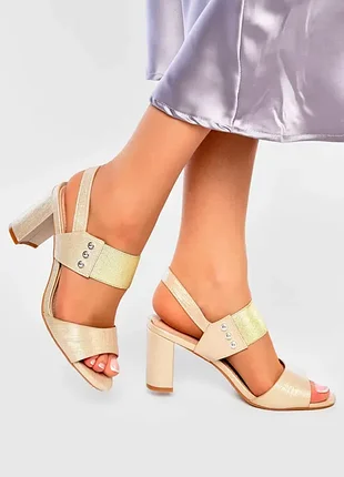 Босоніжки на підборі