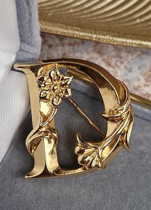 Вишукана вінтажна брошка- літера "d" від компанії avon