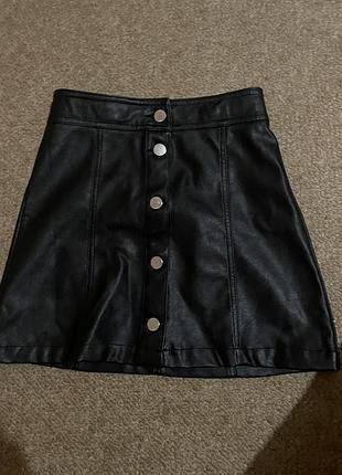 Шкіряна чорна міні спідниця.