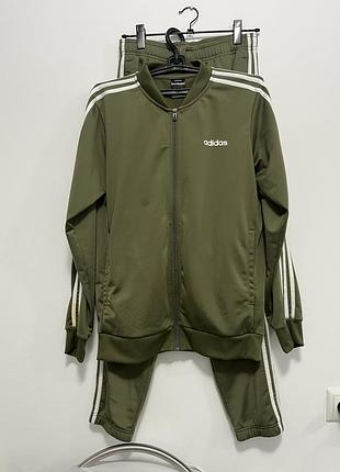 Оливковий спортивний костюм adidas