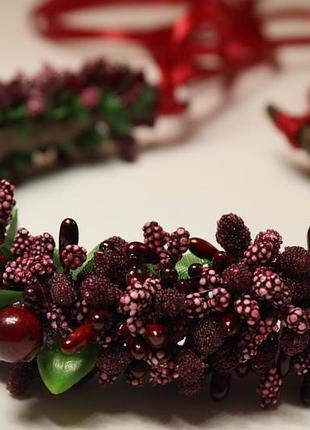 Багровый пышный цветочный обруч с лентами