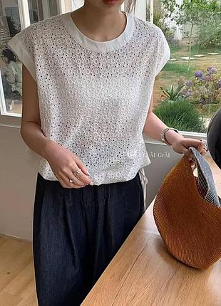 Белый топ без рукавов с круглой горловиной прошва