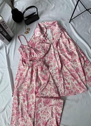 Трендовий шовковий костюм трійка зі штанами, топом та оверсайз сорочкою в принт бренду 🔥