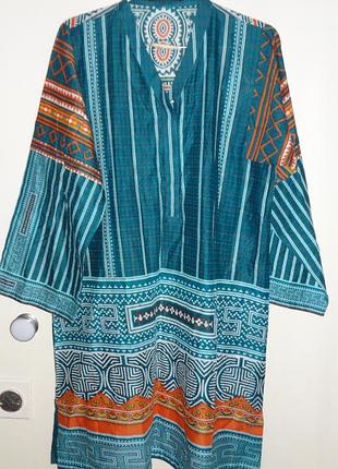 Яскрава жіноча курта