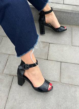 Черные босоножки из питоновой экокожи на устойчивом каблуке
