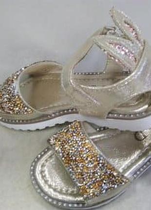 Моднячие золотые босоножки с ушками акция