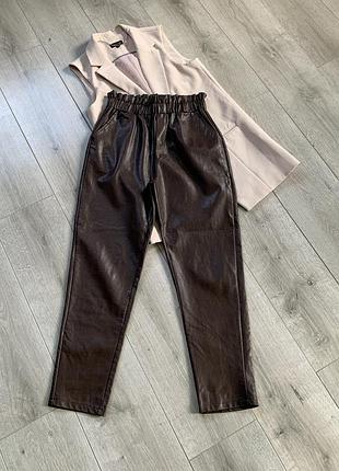 Штани  з еко шкіри коричневі дуже гарний фасон розмір s