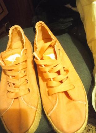 Продам кроссовки женские