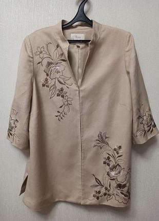 Піджак з льону та віскози, інкрустований вишивкою та бісером.