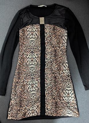Платье с леопардовым и "кожаной" вставкой и камушками