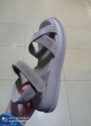 Шкіряні босоніжки кольору капучіно 40 р