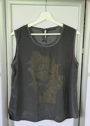 Nile премиум бренд темно-серая шелковая блуза без рукавов с принтом и металлическими камушками