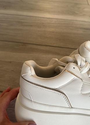 Кросівки жіночі