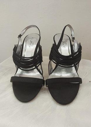 Симпатичные босоножки