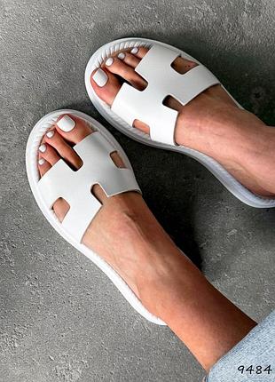 Білі натуральні шкіряні шльопанці шльопки на товстій підошві шкіра