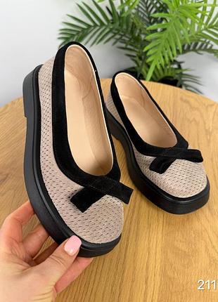 Красиві бежеві туфлі замша