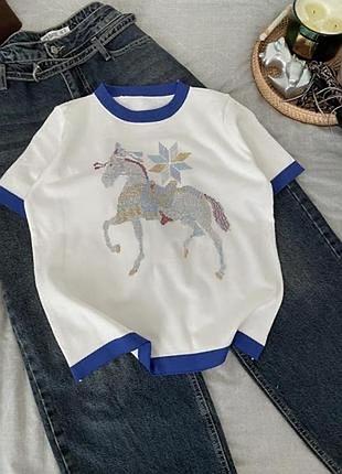 Стильна футболка з оздобленням