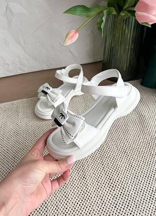 Белые стильные босоножки для девочки подростка
