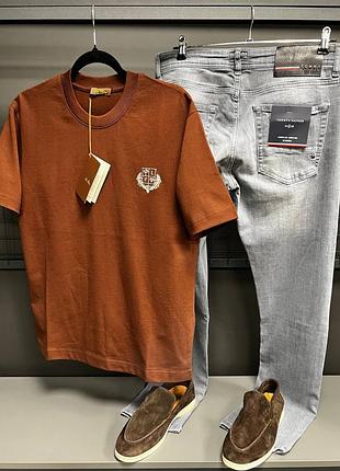 Футболка стильна з джинсами