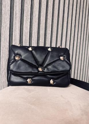 Сумка zara чорна кросбоді з металевими щипами - нова