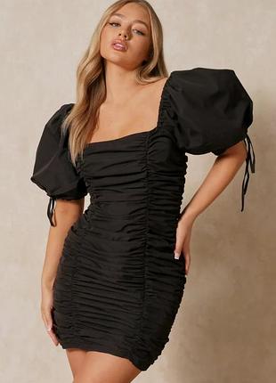 Сукня з квадратним вирізом і рукавами-буфами