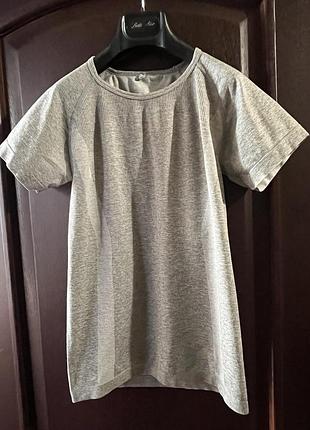 Спортивная бесшовная серая футболка workout