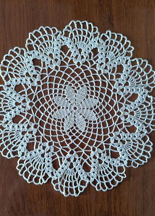 Салфетка вязаная из хлопка ручной работы.