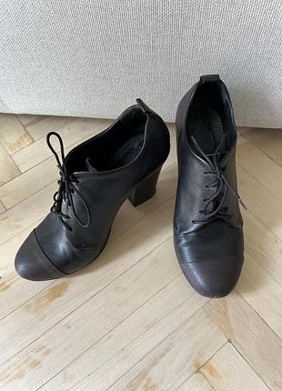 Ботинки / черевики / закриті туфлі шкіряні на каблуку чорні з коричневим носом