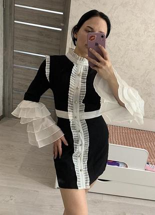 Сукня з пишними рукавами