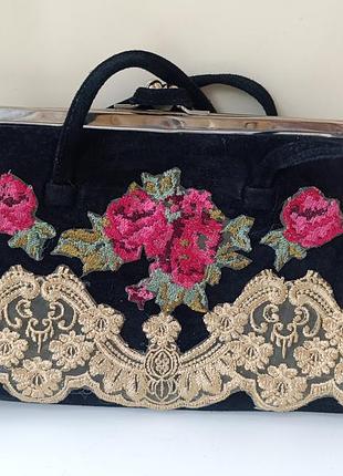 Вінтажна сумочка з аплікацією.