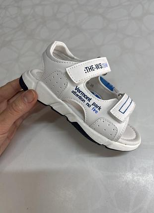 Біленькі босоніжки для хлопчиків