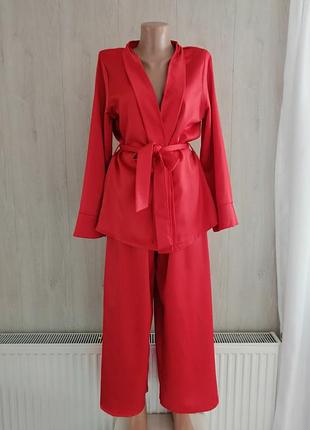 Красивый алой атласный костюм