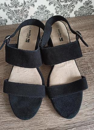 Босоножки замшевые