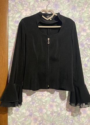 Кофтина с расклешенными рукавами приталенная на молнии