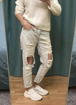 Літні рвані джинси з потертостями — для неформального образу, м