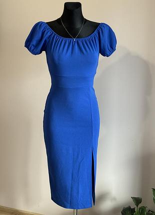 Гарна сукня з розрізом