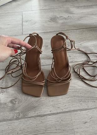 Босоніжки на завязках