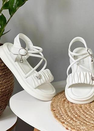 Білі босоніжки для дівчинки