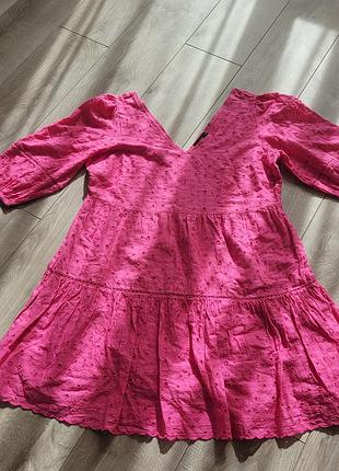 Яскрава сукня з вишивкою