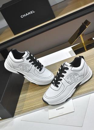 Білі кросівки в стилі chanel