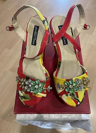 Босоніжки з лимонами