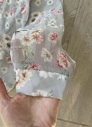 Голуба прозора блузка в квіточку.