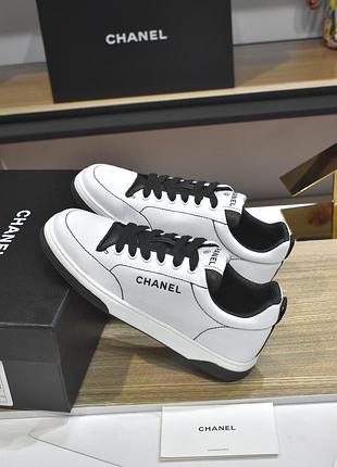 Білі кеди в стилі chanel